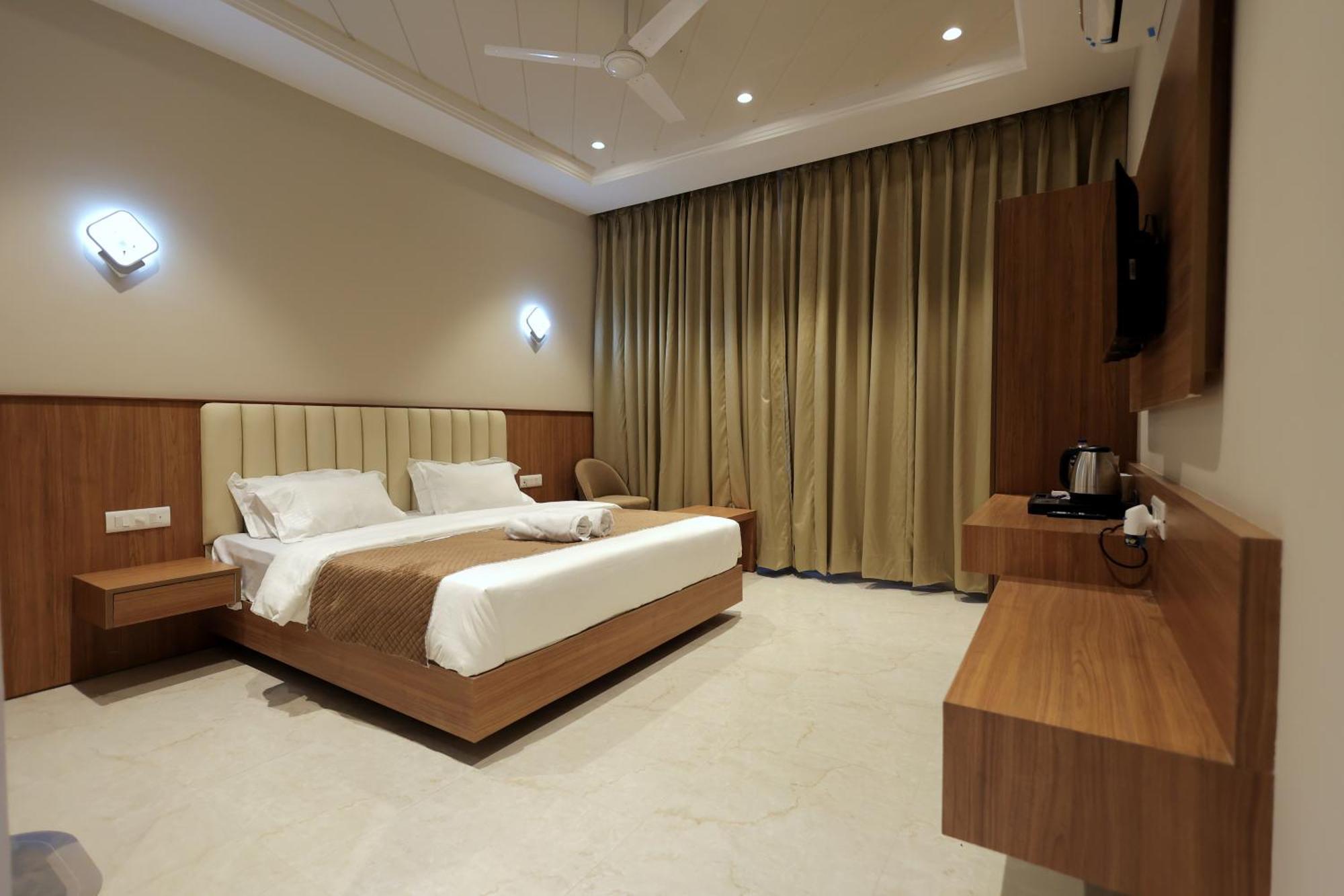 Hotel Regal Palm 모라다바드 외부 사진