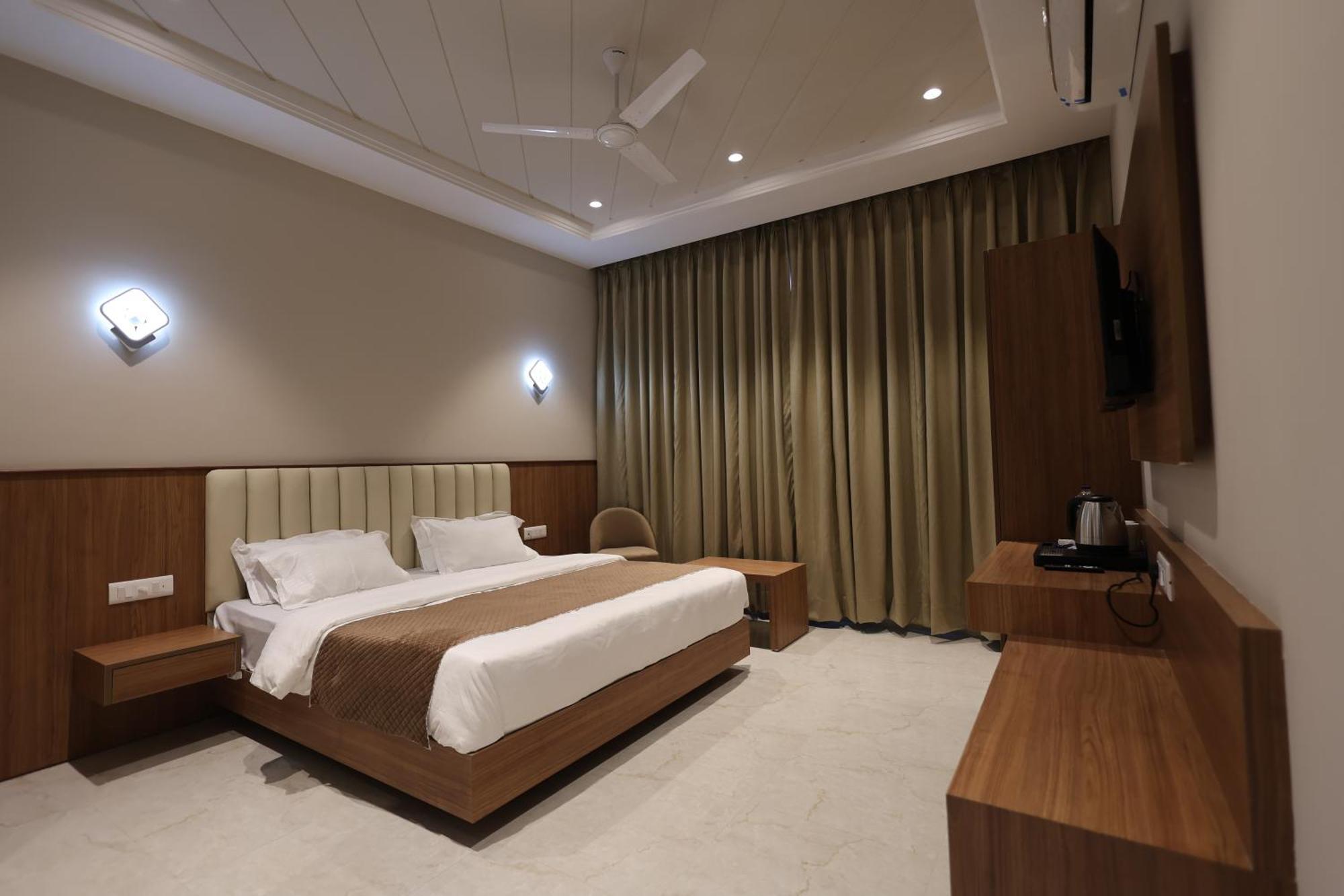 Hotel Regal Palm 모라다바드 외부 사진